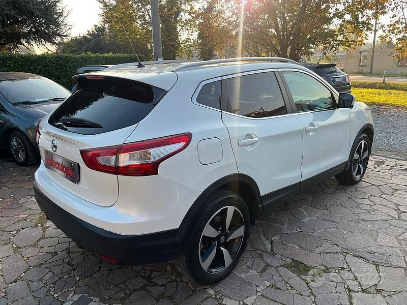 Usata Nissan Qashqai Tekna 131 CV (96 kW) 2015 Bianco SUV