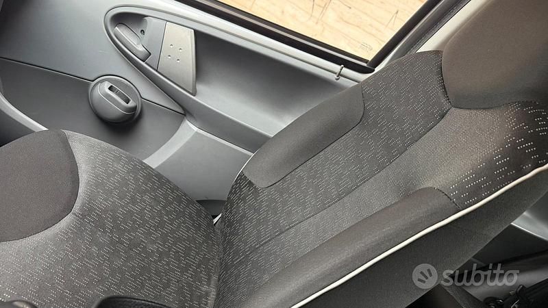 Usata Peugeot 107 68 CV (50 kW) 2009 Grigio Utilitaria