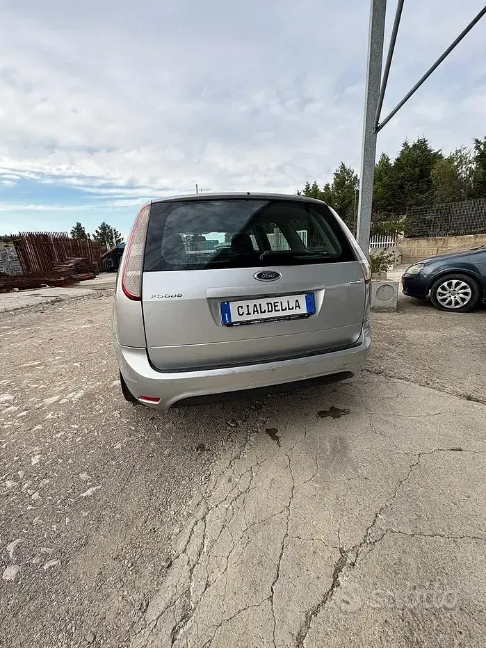 Usata Ford Focus 109 CV (80 kW) 2010 Grigio Station wagon