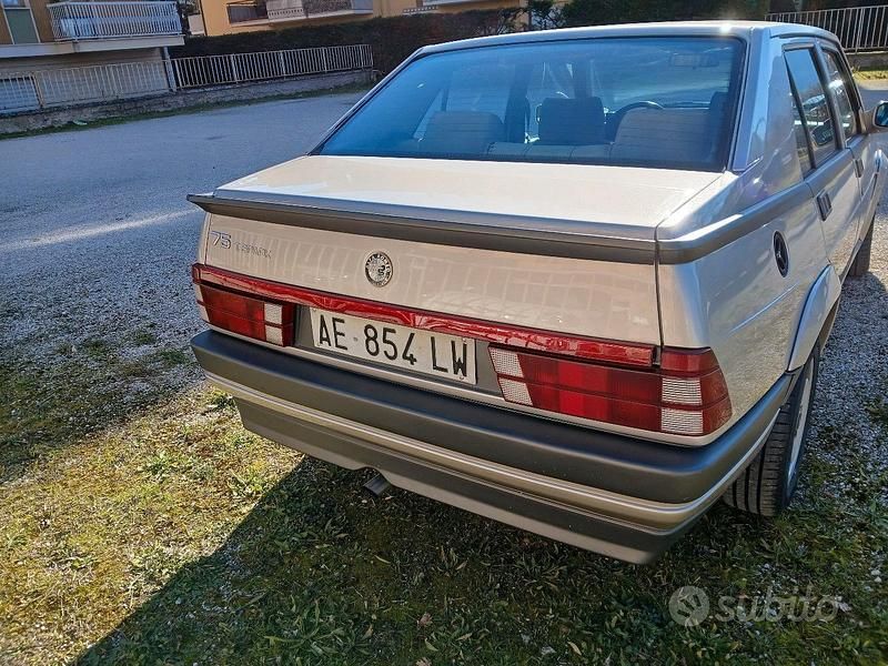 Usata Alfa Romeo 75 120 CV (88 kW) 1990 Grigio Berlina