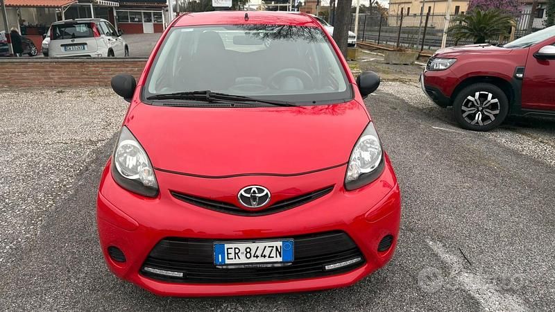 Usata Toyota Aygo Connect Style 68 CV (50 kW) 2013 Rosso Utilitaria