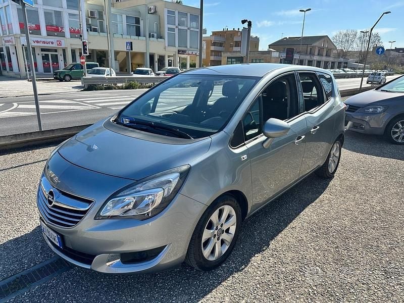 Usata Opel Meriva Design Edition 110 CV (80 kW) 2014 Grigio Monovolume