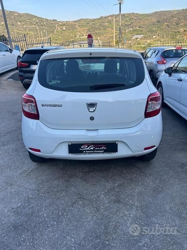 Usata Dacia Sandero Lauréate 75 CV (55 kW) 2015 Bianco Utilitaria