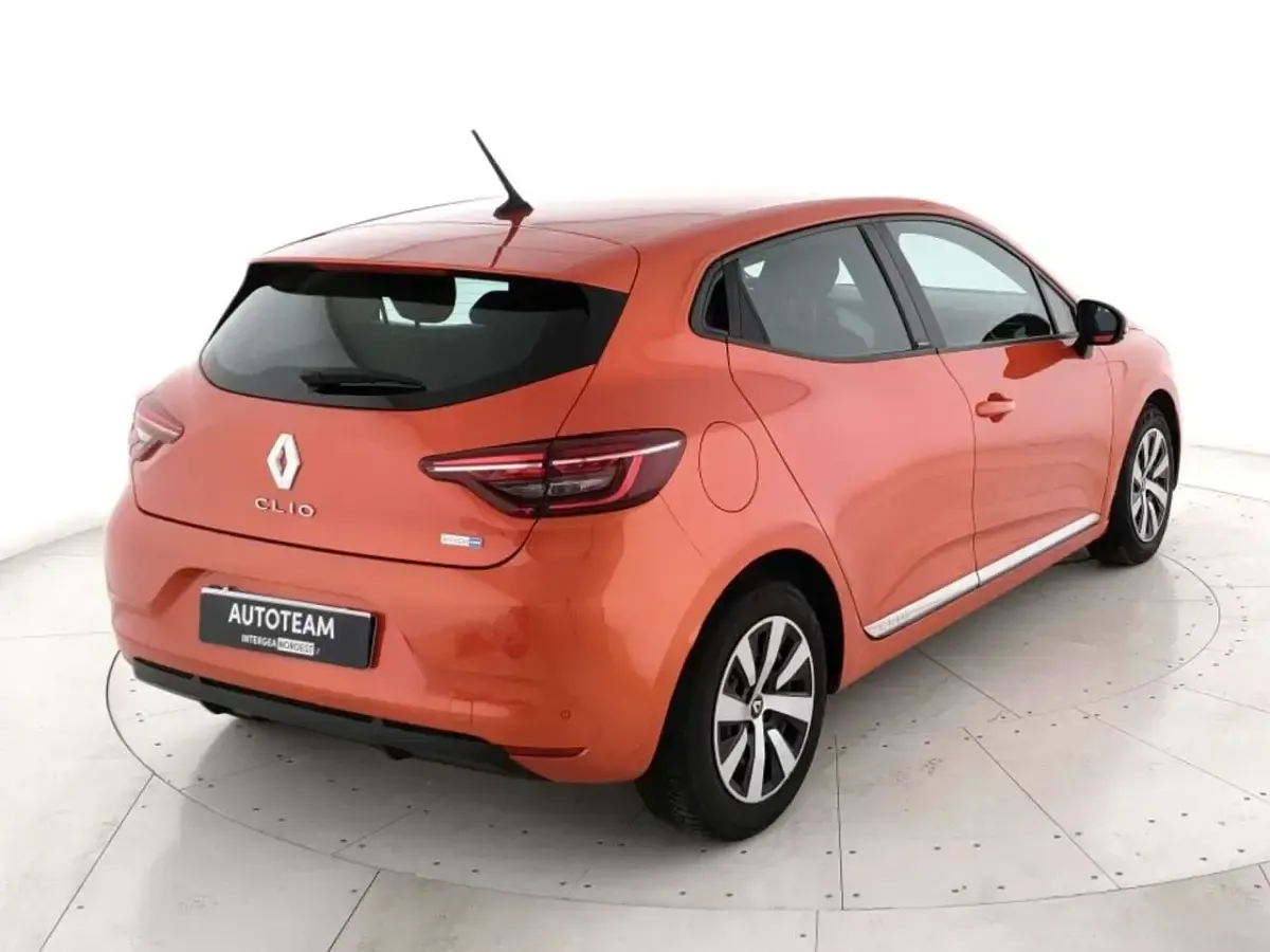 Usata Renault Clio V Zen 91 CV (66 kW) 2021 Arancione Berlina