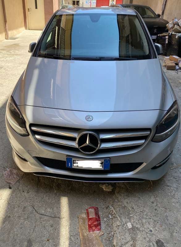 Usata Mercedes B180 Premium 109 CV (80 kW) 2016 Grigio Monovolume