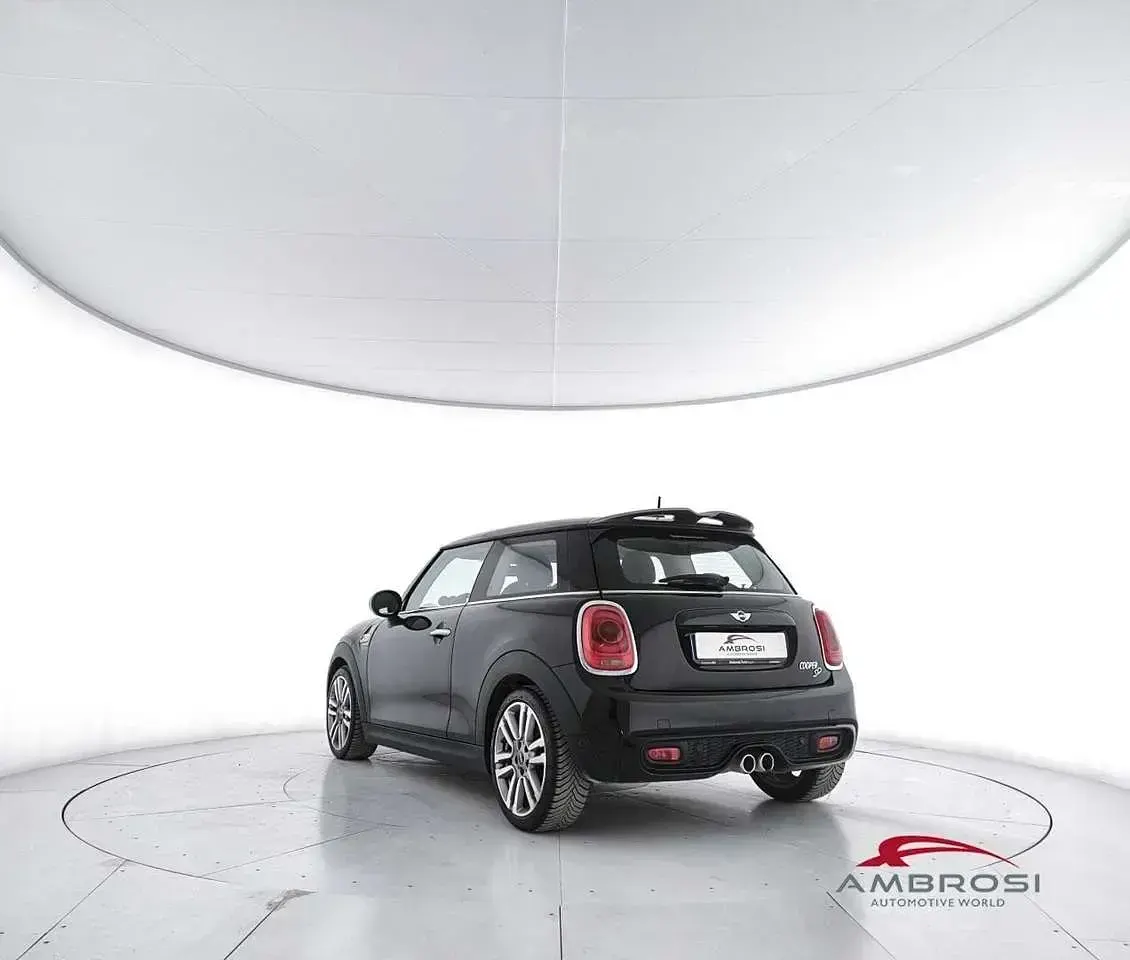 Begagnad Mini Cooper SD 170 HK (125 kW) 2017 Svart Halvkombi