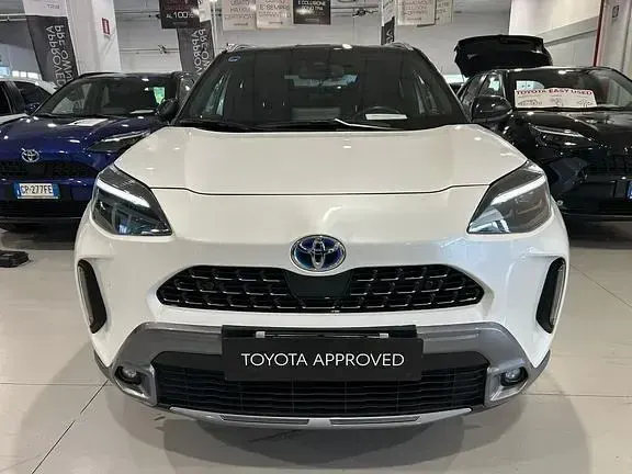 Usata Toyota Yaris Cross 116 CV (85 kW) 2021 Pearl white & black SUV