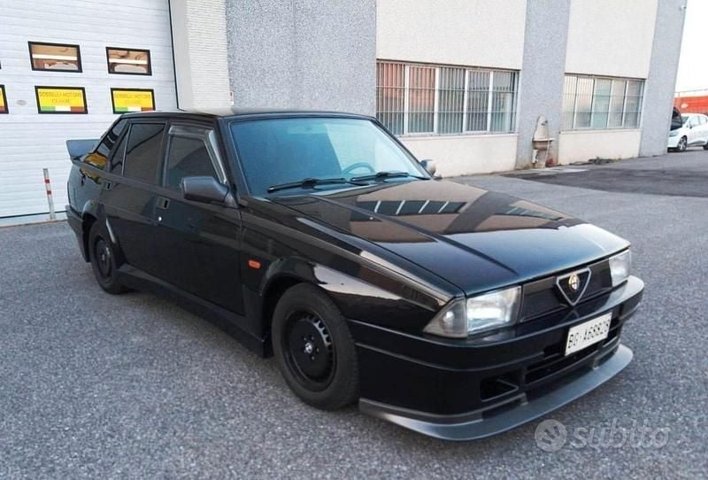 Usata Alfa Romeo 75 Quadrifoglio Verde 165 CV (121 kW) 1991 Nero Berlina