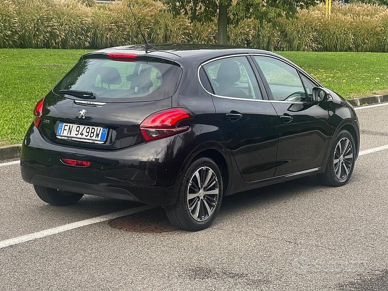 Usata Peugeot 208 75 CV (55 kW) 2018 Nero Utilitaria
