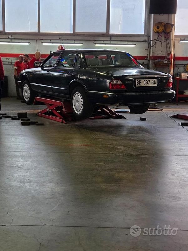 Usata Jaguar XJ8 211 CV (155 kW) 1997 Verde Berlina