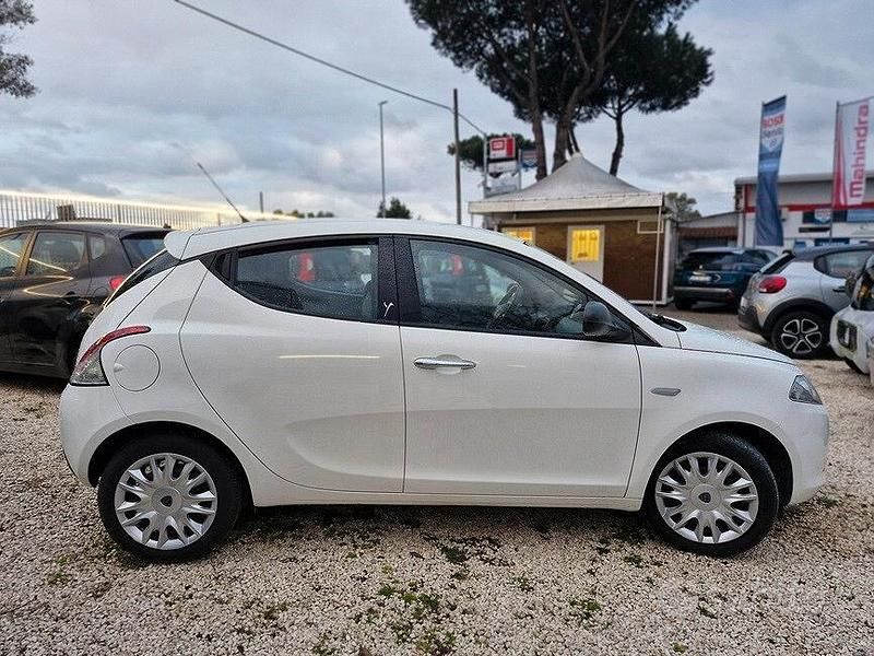 Usata Lancia Ypsilon Silver 69 CV (50 kW) 2016 Bianco Utilitaria