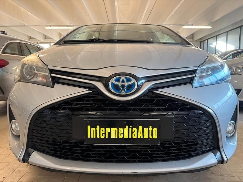 Usata Toyota Yaris Hybrid Style 75 CV (55 kW) 2015 Argento Berlina