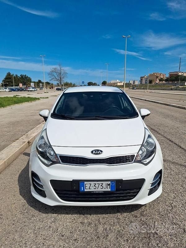 Usata Kia Rio 90 CV (66 kW) 2015 Bianco Berlina