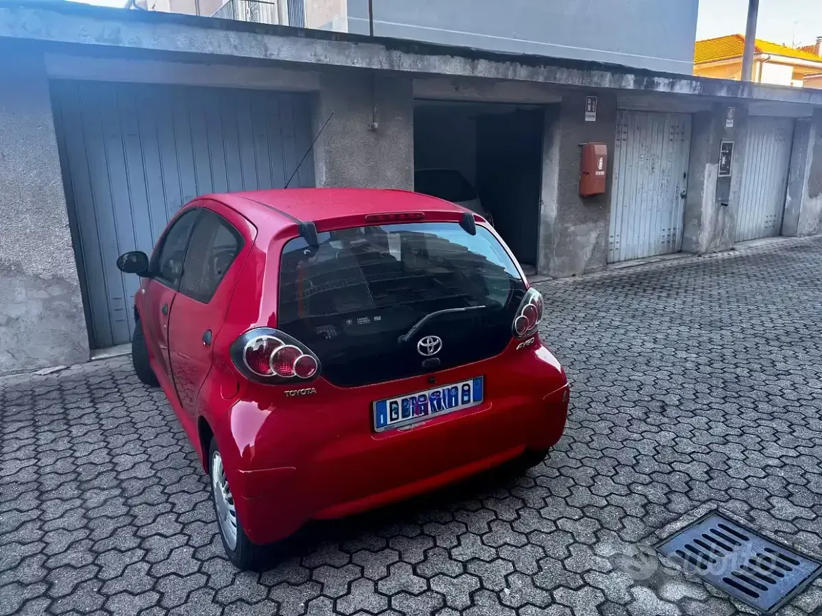 Usata Toyota Aygo 68 CV (50 kW) 2013 Rosso Utilitaria