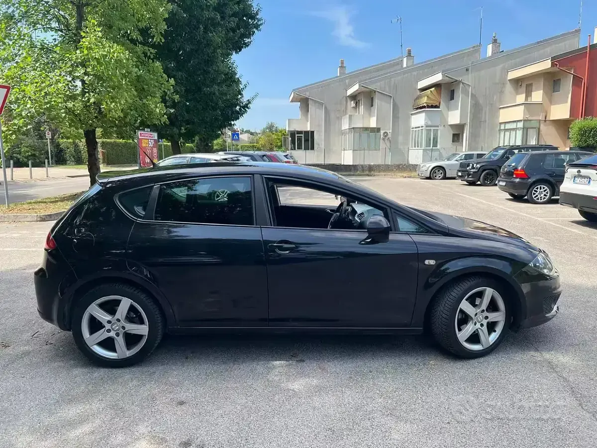 Usata Seat Leon 105 CV (77 kW) 2010 Nero Utilitaria