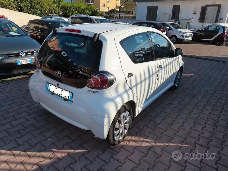 Usata Toyota Aygo Connect Style 68 CV (50 kW) 2012 Bianco Utilitaria