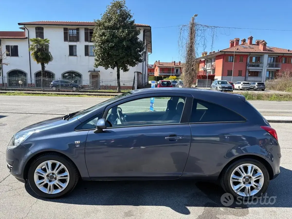 Usata Opel Corsa 85 CV (62 kW) 2011 Grigio Utilitaria