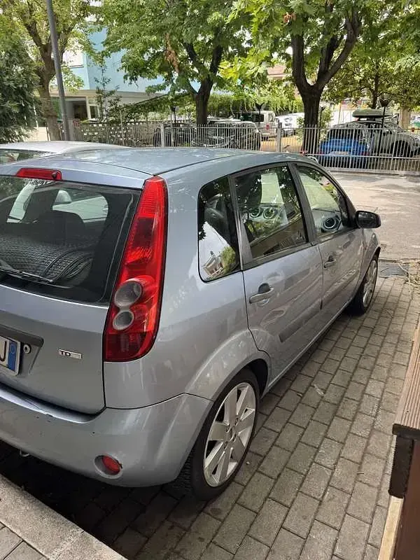Usata Ford Fiesta 75 CV (55 kW) 2006 Utilitaria