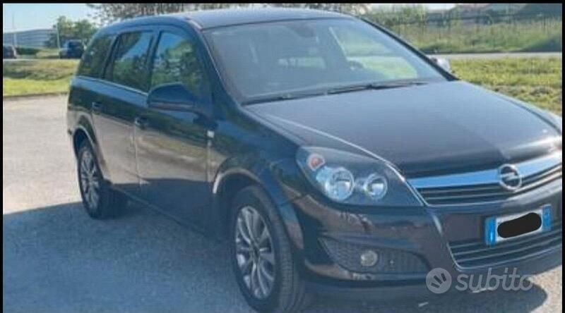 Nero Usata 2011 Opel Astra Station wagon | 900 € (Super prezzo) - Immagine 1/2