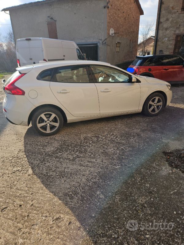 Usata Volvo V40 Momentum 120 CV (88 kW) 2017 Bianco Station wagon