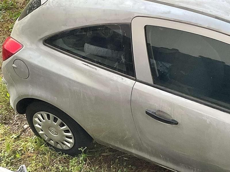 Usata Opel Corsa 75 CV (55 kW) 2008 Argento Berlina