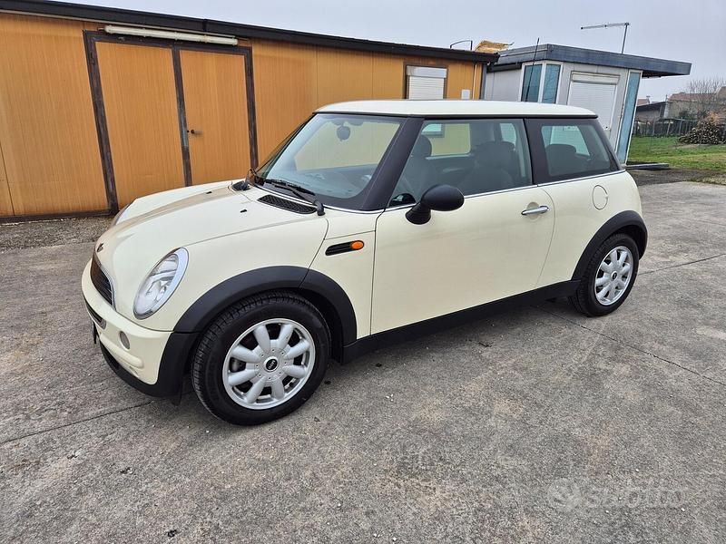 Begagnad Mini ONE 90 HK (66 kW) 2003 Gul Halvkombi