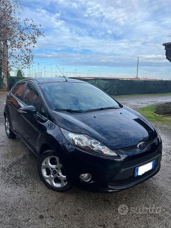 Usata Ford Fiesta 71 CV (52 kW) 2012 Nero Utilitaria