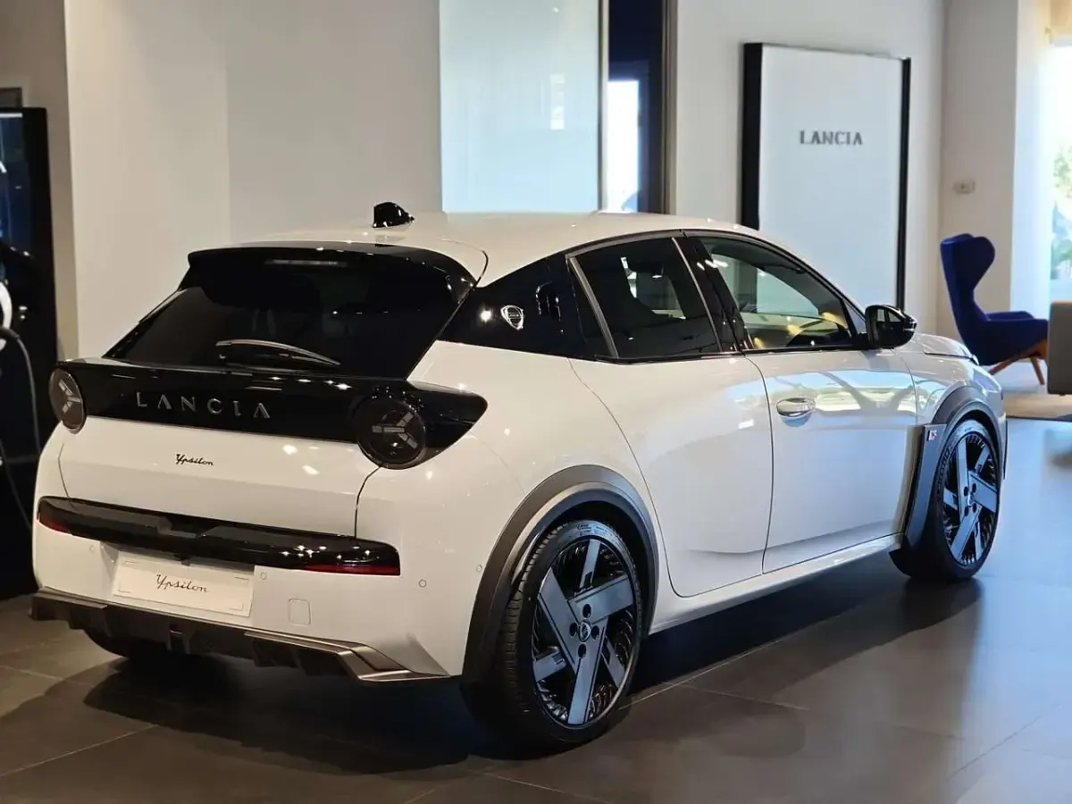 Nuova Lancia Ypsilon 105 kW (143 CV) 2026 Bianco Utilitaria