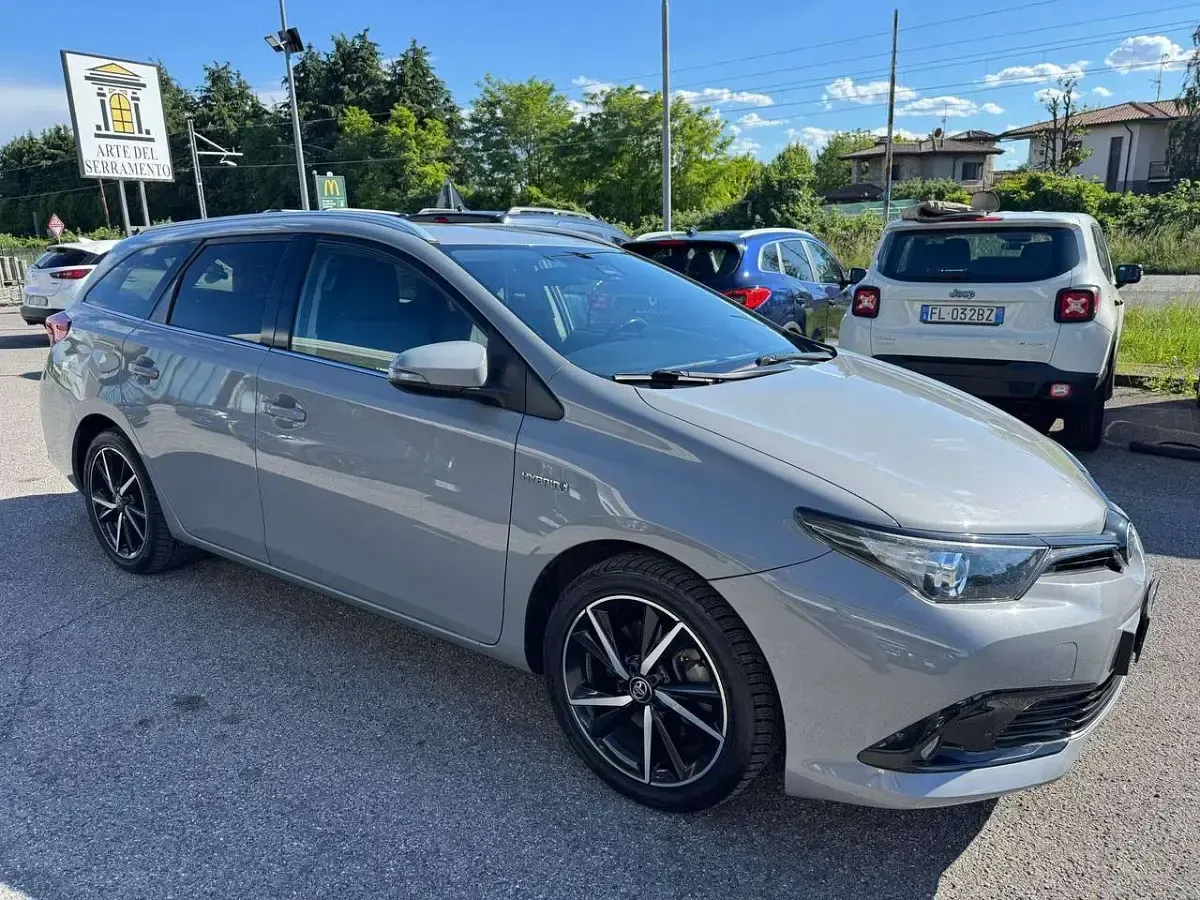 Usata Toyota Auris Hybrid Lounge 99 CV (72 kW) 2018 Grigio Station wagon