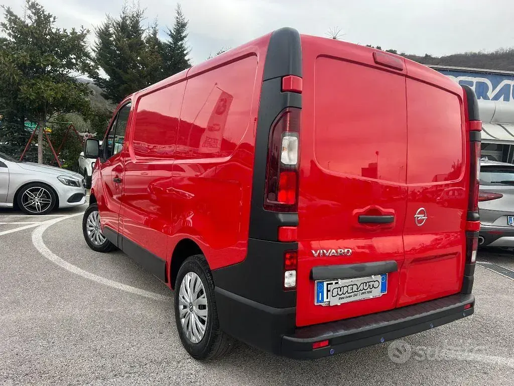Usata Opel Vivaro Edition 120 CV (88 kW) 2019 Rosso Monovolume