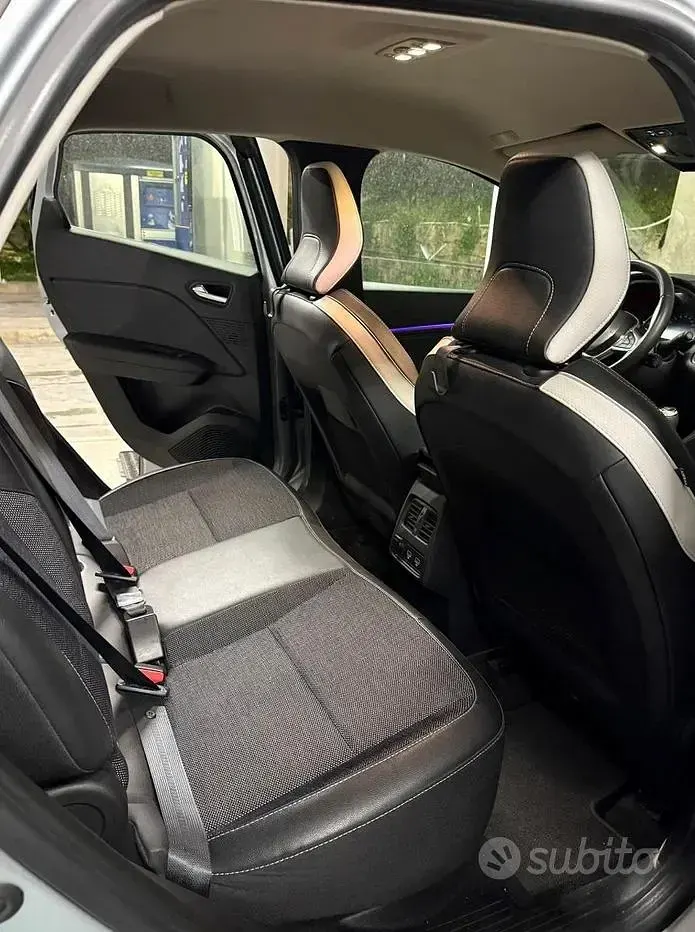 Usata Renault Captur 91 CV (66 kW) 2023 Grigio SUV