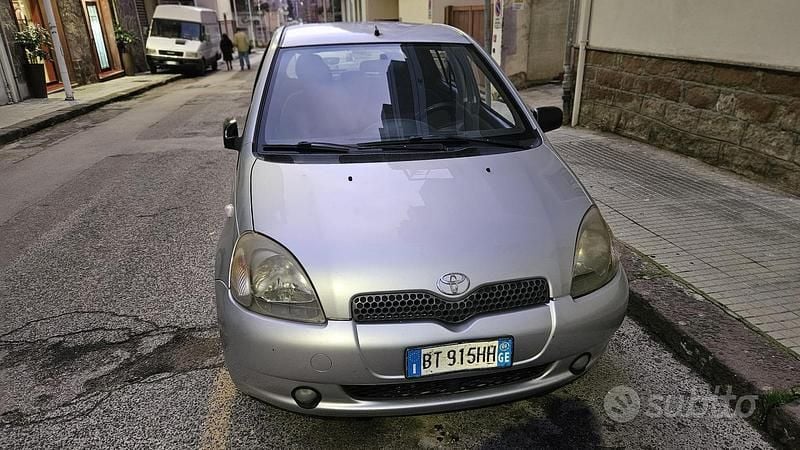 Occasion Toyota Yaris Luna 86 ch (63 kW) 2001 Gris Berline