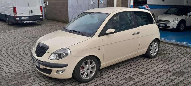 Usata Lancia Ypsilon 80 CV (58 kW) 2004 Bianco Utilitaria