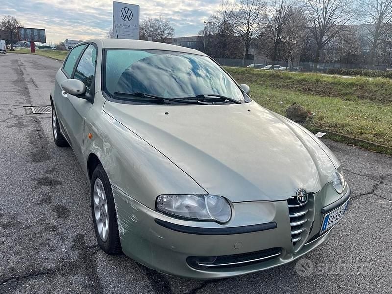 Usata Alfa Romeo 147 Distinctive 120 CV (88 kW) 2002 Giallo Utilitaria