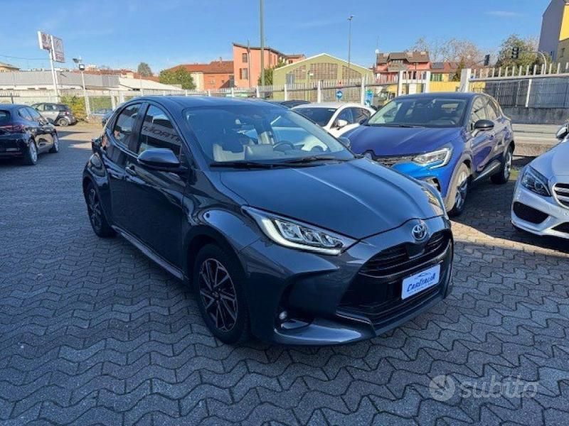 Usata Toyota Yaris Hybrid Trend 92 CV (67 kW) 2021 Grigio Berlina