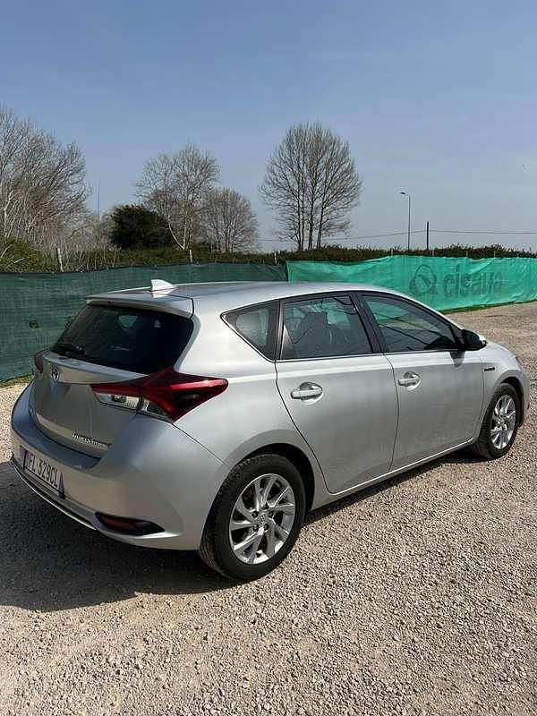 Usata Toyota Auris Hybrid 99 CV (72 kW) 2017 Grigio Berlina