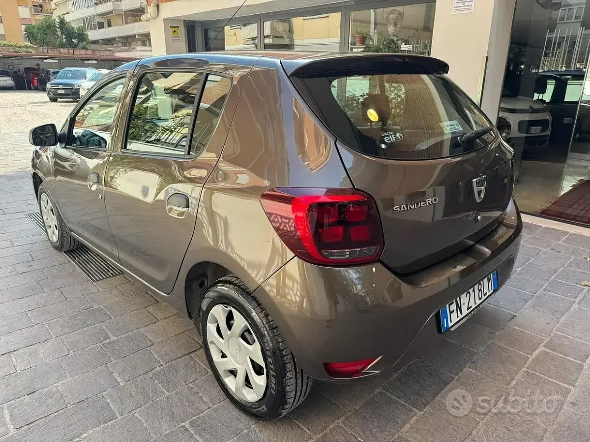 Usata Dacia Sandero Lauréate 75 CV (55 kW) 2018 Marrone Utilitaria