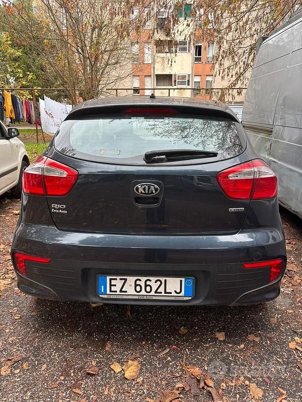 Usata Kia Rio 75 CV (55 kW) 2015 Blu Berlina