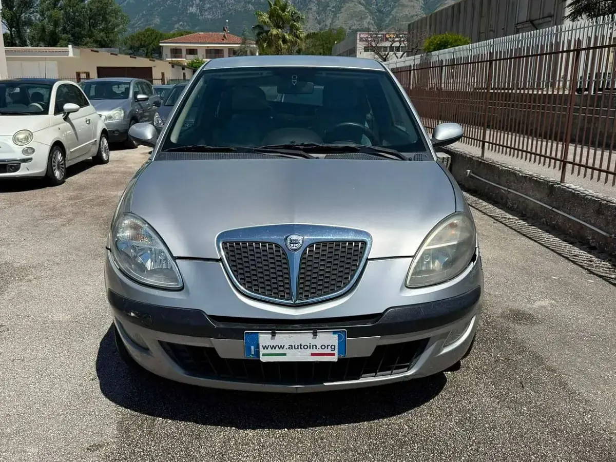 Usata Lancia Ypsilon 69 CV (50 kW) 2005 Argento Utilitaria