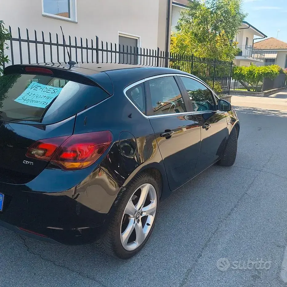Usata Opel Astra Cosmo 160 CV (117 kW) 2010 Nero Berlina