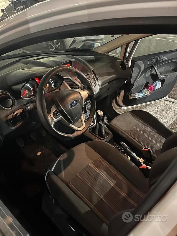 Bianco Usata 2010 Ford Fiesta Titanium Due volumi | 3800 € (Buon prezzo) - Immagine 1/4