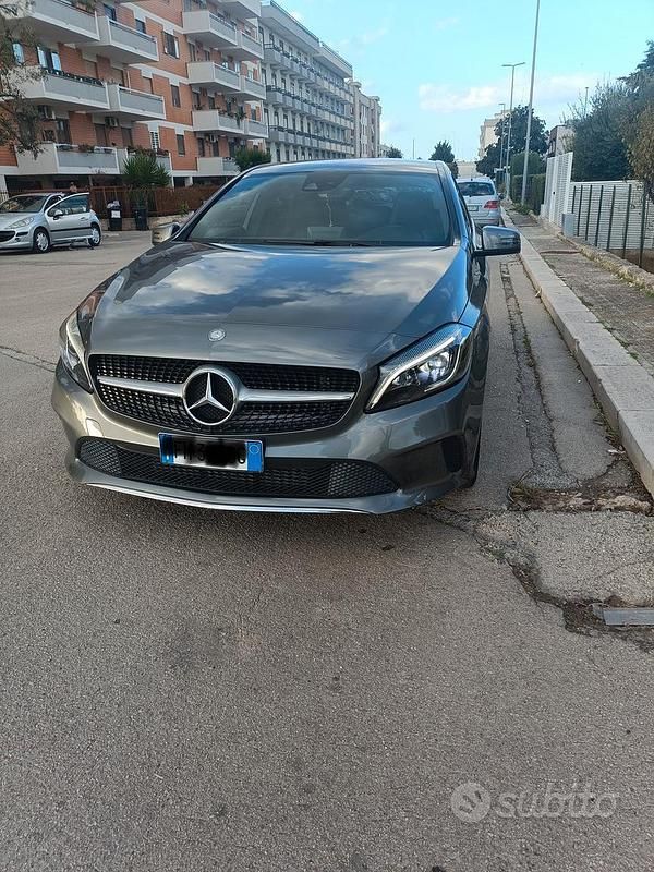 Grigio Usata 2017 Mercedes A180 Tre volumi | 14.500 € (Ottimo prezzo) - Immagine 1/4