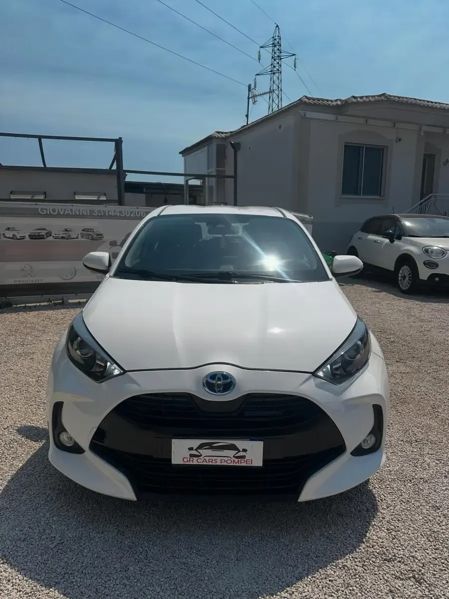 Usata Toyota Yaris Hybrid Lounge 116 CV (85 kW) 2020 Bianco Berlina