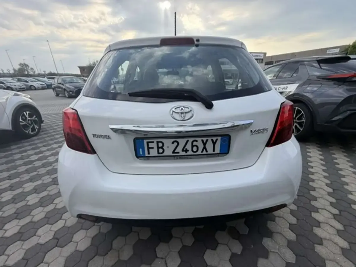 Usata Toyota Yaris Lounge 90 CV (66 kW) 2016 Bianco Berlina