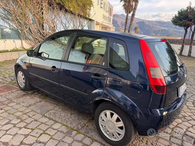 Usata Ford Fiesta Ghia 68 CV (50 kW) 2004 Blu Utilitaria