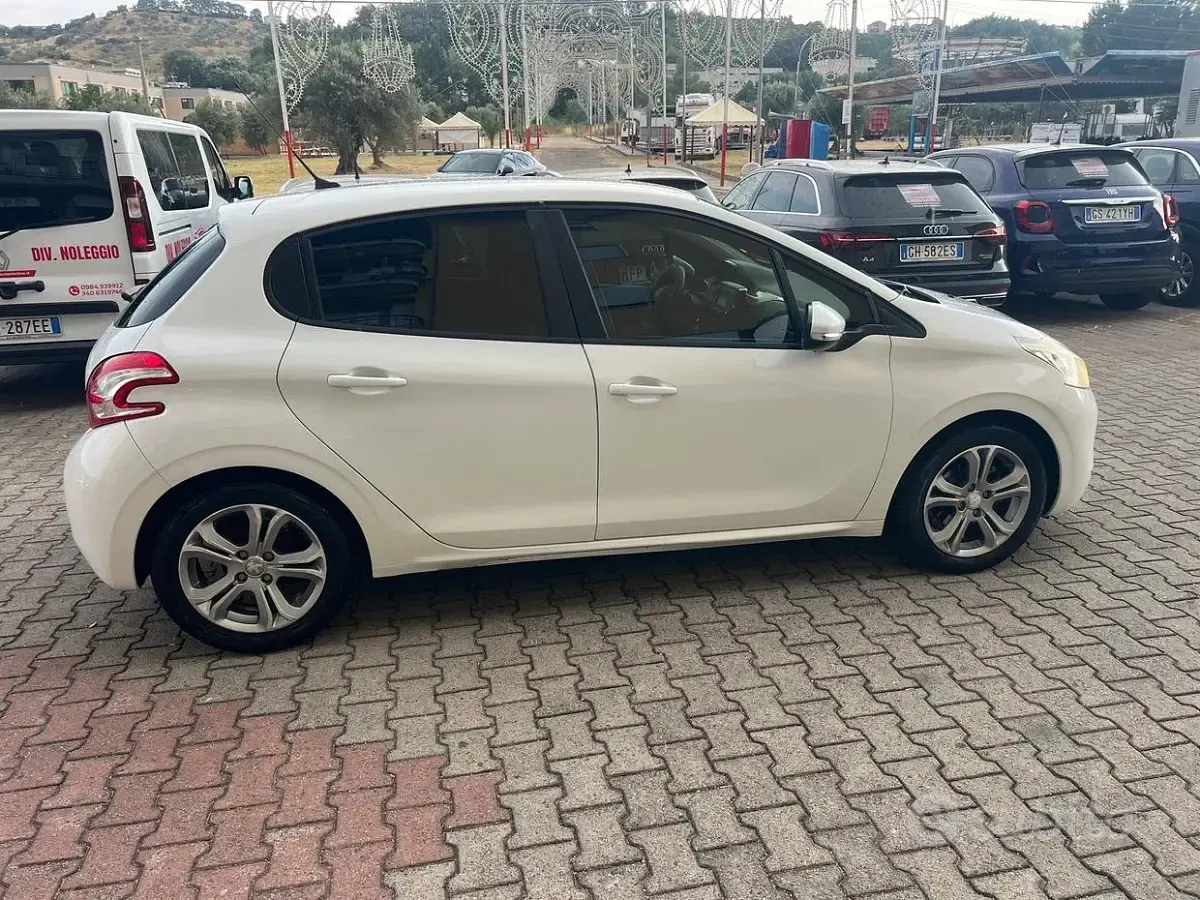 Usata Peugeot 208 Allure 68 CV (50 kW) 2015 Bianco Utilitaria