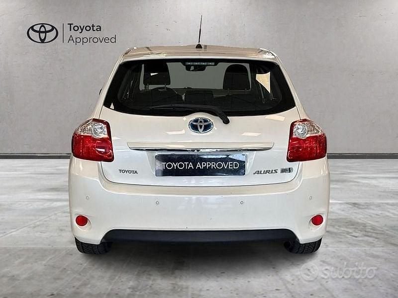 Usata Toyota Auris Hybrid Active 99 CV (72 kW) 2012 Bianco Berlina