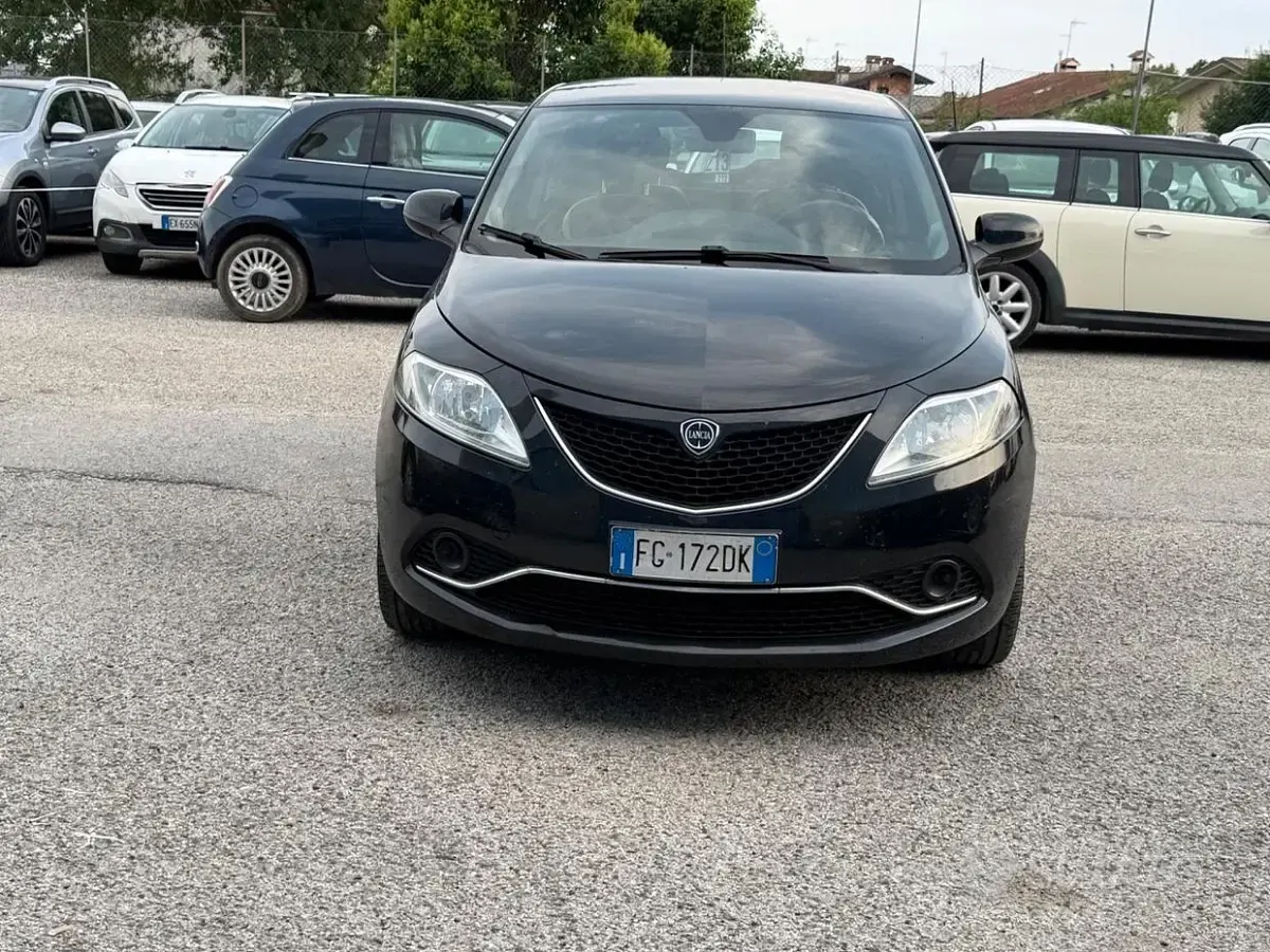 Usata Lancia Ypsilon 69 CV (50 kW) 2016 Nero Utilitaria
