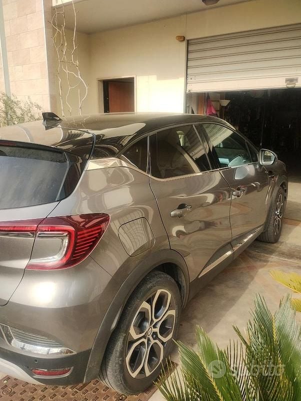 Usata Renault Captur 100 CV (73 kW) 2023 Grigio SUV