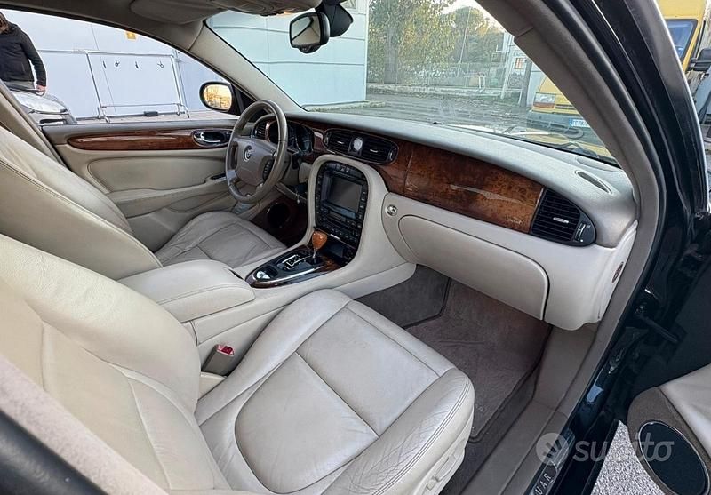 Usata Jaguar XJ 238 CV (175 kW) 2003 Nero Berlina